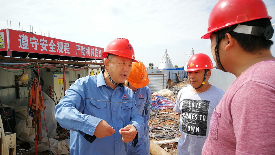 2018年5月2日，股份公司副總裁黃鐵民對科技公司項目現(xiàn)場進行安全檢查.jpg